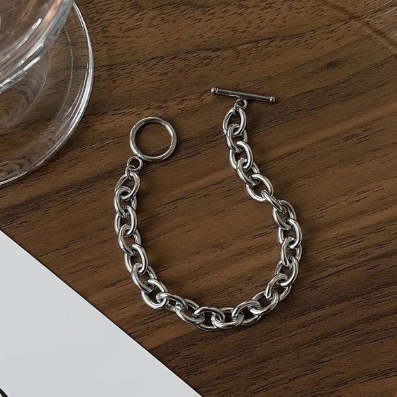 Madison Silver Chain Link Toggle Bracelet - Picture 2 of 3